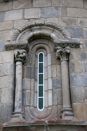 Ventana de la cara nordeste de la iglesia de Ferreira do Panton